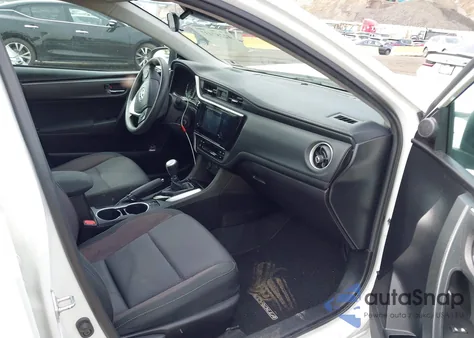 2018 Toyota Corolla Le z USA, uszkodzony, nr VIN 5YFBURHE2JP854769